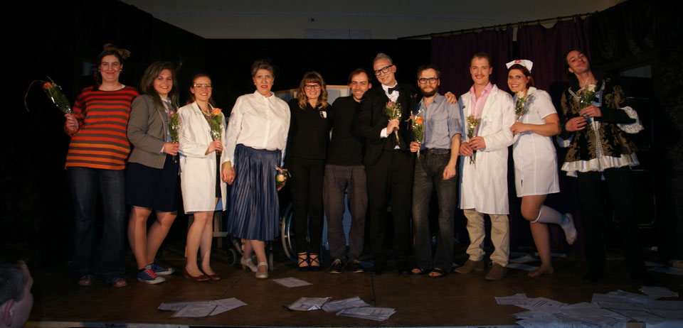 Das Ensemble von „Mord durch Sex“ beim Schlussapplaus